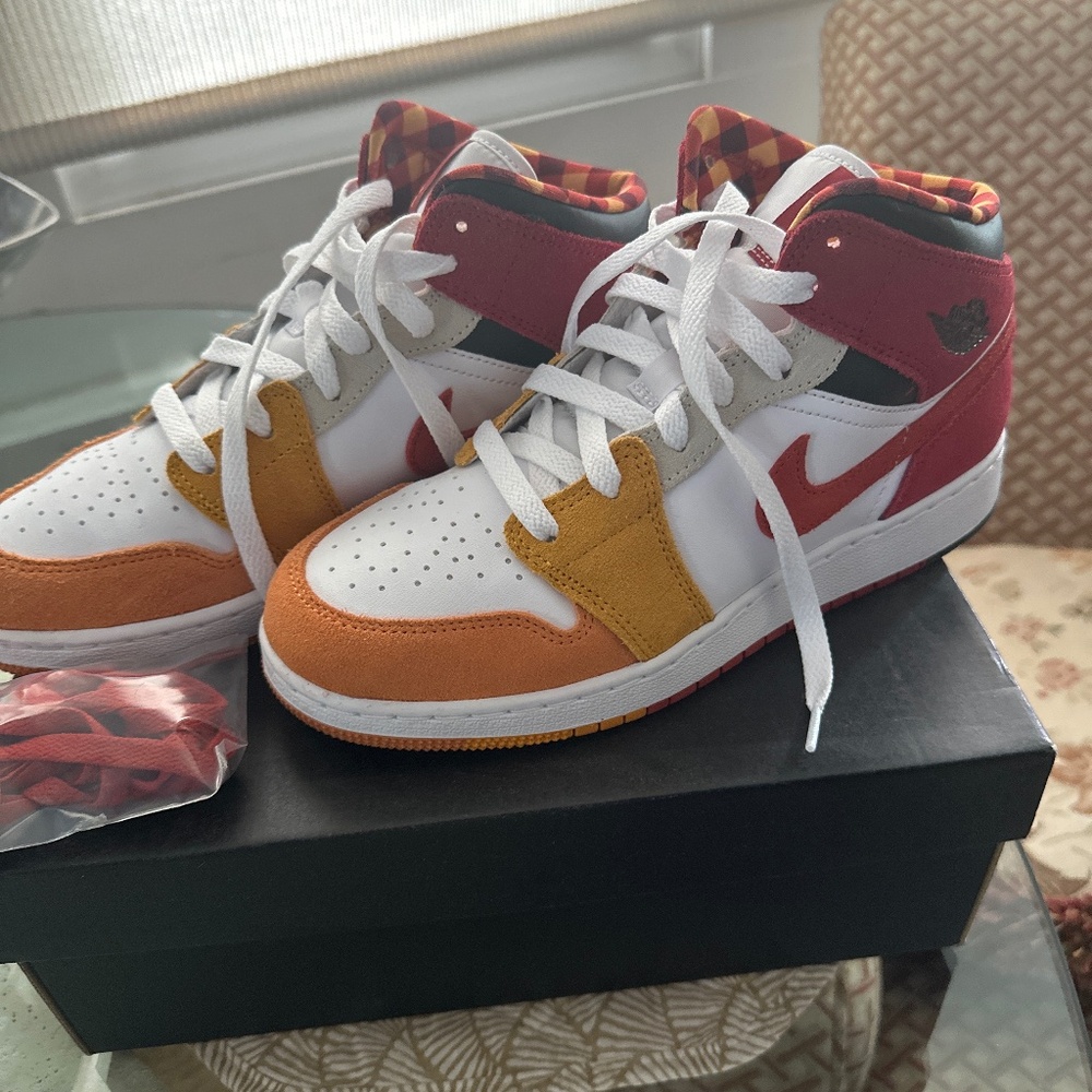 Jordan 1 Mid SE (GS)